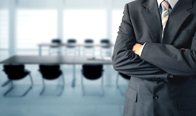 Homme en costume devant une salle